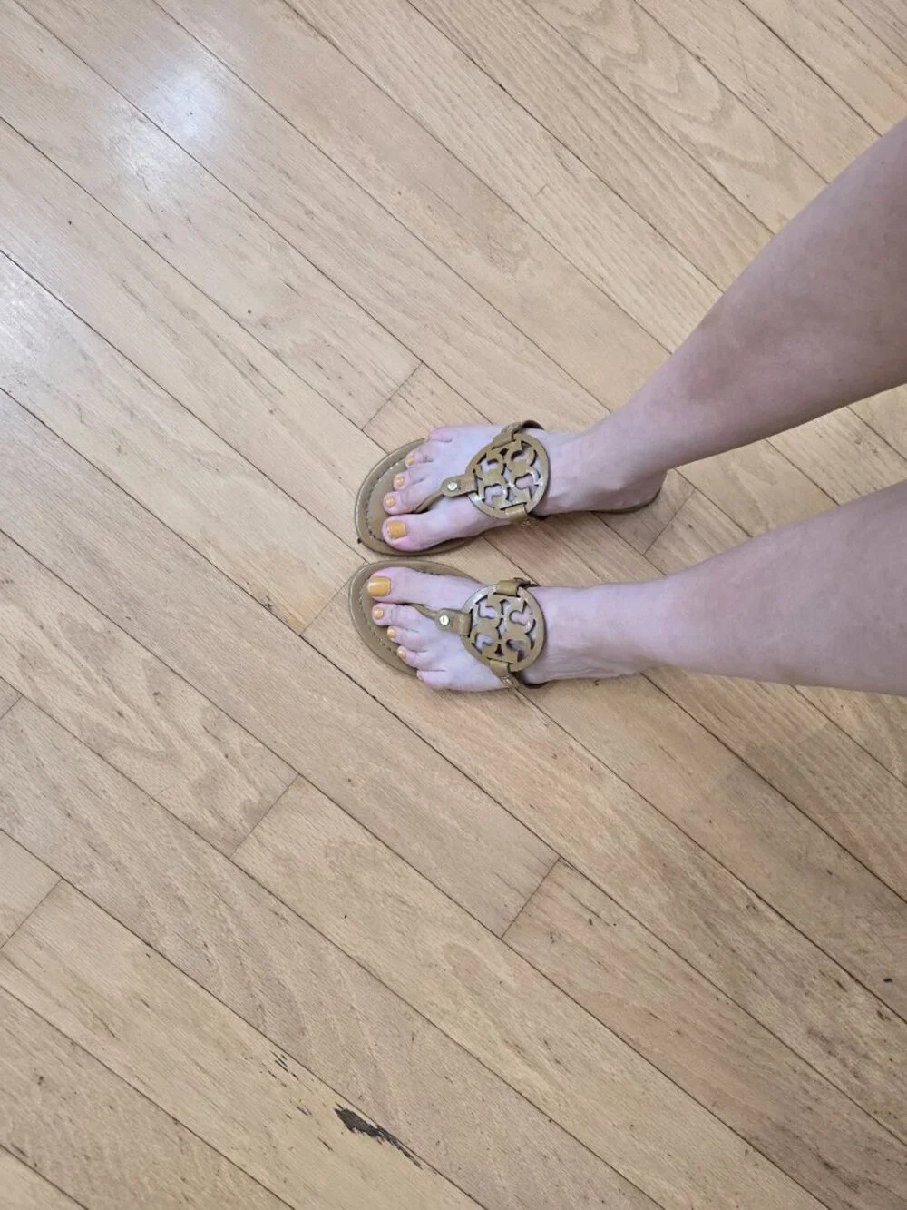 Tory Burch | Miller tan monochrome patent leather flip-flop sandals | WMS 7.5